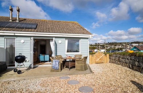Praa Sands Casa | Beachside, Sea Views, Parking, Garden & log burner