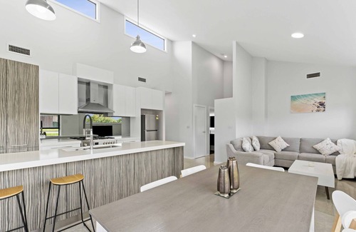 Redhead Casa | Beachside spacious home w/ 8 BR