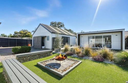Seven Mile Beach Casa | Beachside Studio Retreat