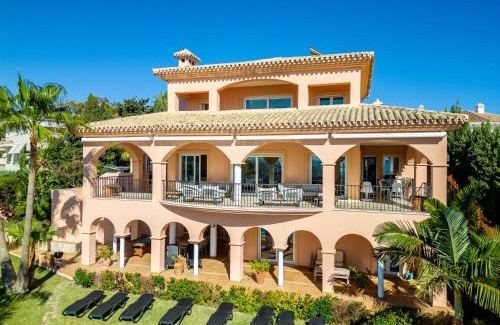 Torrequebrada Villa | Beachside villa with panoramic sea views