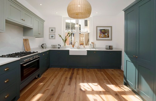 Teignmouth Casa | Beachside Village House withParking, sleeps 14 all en-suite, freshly renovated