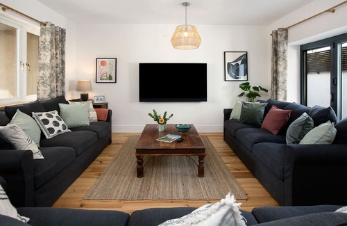 Teignmouth Casa | Beachside Village House withParking, sleeps 14 all en-suite, freshly renovated