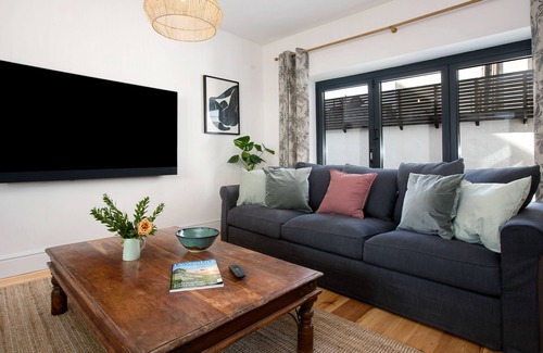 Teignmouth Casa | Beachside Village House withParking, sleeps 14 all en-suite, freshly renovated