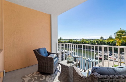 East Ocean Ave Condominio | Beachy 2 Bed/2bath Condo w/Water View! 5min from the beach!