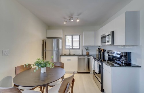 Imperial Point Apartamento | Beachy&Boho w/full kitchen & Pool FOR 6 ppl