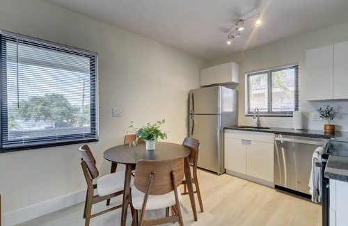 Imperial Point Apartamento | Beachy&Boho w/full kitchen & Pool FOR 6 ppl