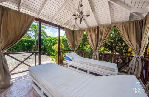 Ruby Casa | Beachy Cottage I Kitchen I Wi-Fi I Shaded Cabana I Parking