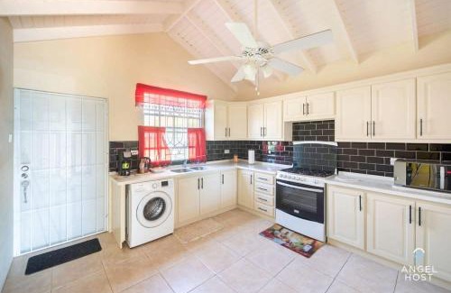 Ruby Casa | Beachy Cottage I Kitchen I Wi-Fi I Shaded Cabana I Parking