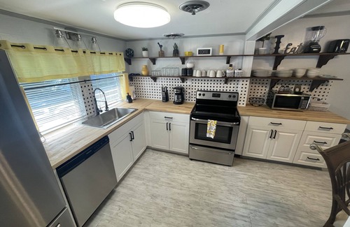 Englewood Cabaña | Beachy Cottage near Manasota Key