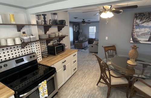 Englewood Cabaña | Beachy Cottage near Manasota Key