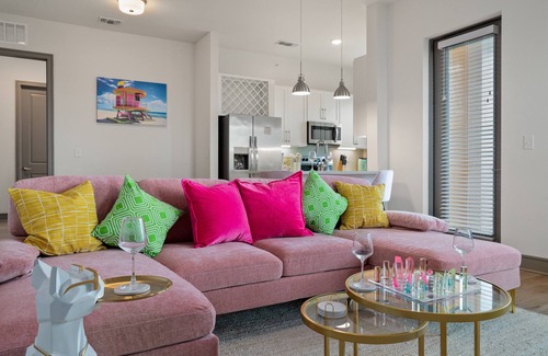 Naples Apartamento | Beachy Dream 3BR/2BA w./ Pool, Gym, and Theater