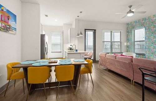 Naples Apartamento | Beachy Dream 3BR/2BA w./ Pool, Gym, and Theater
