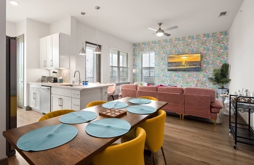 Naples Apartamento | Beachy Dream 3BR/2BA w./ Pool, Gym, and Theater