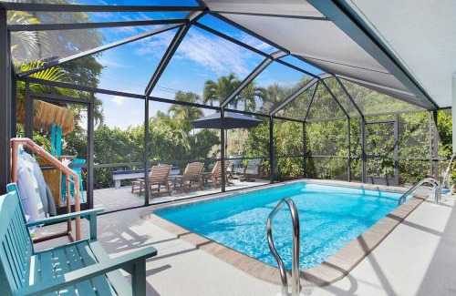 Naples Park Casa | Beachy Haven 3 bed 2Bath Heated Pool Tiki Bar Sleep 6
