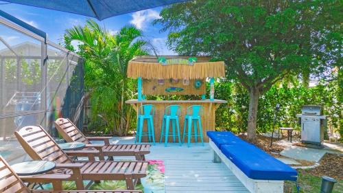 Naples Park Casa | Beachy Haven 3 bed 2Bath Heated Pool Tiki Bar Sleep 6
