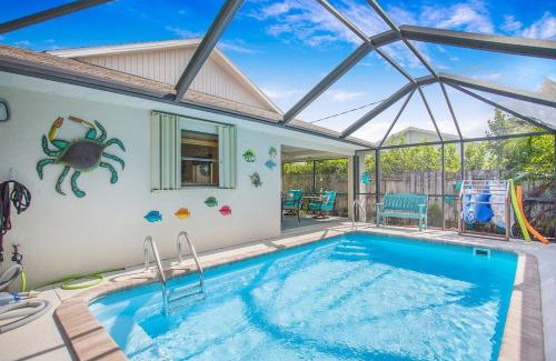 Naples Park Casa | Beachy Haven 3 bed 2Bath Heated Pool Tiki Bar Sleep 6