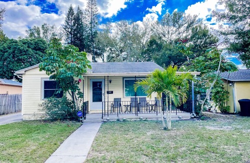 Gulfport Casa | Beachy House-Home away from home