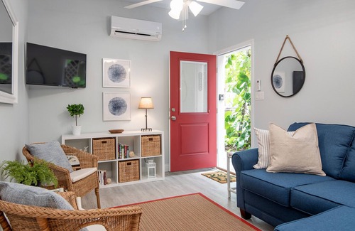 Downtown Dunedin Apartamento | Beachy Modern Getaway I