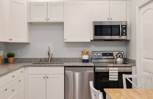 Downtown Dunedin Apartamento | Beachy Modern Getaway I