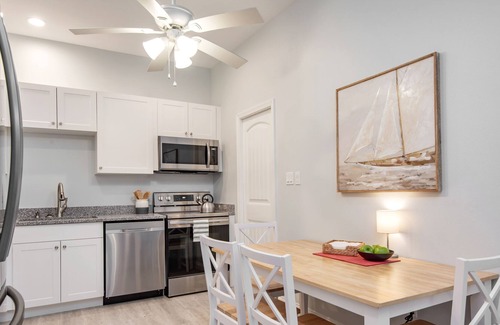 Downtown Dunedin Apartamento | Beachy Modern Getaway I