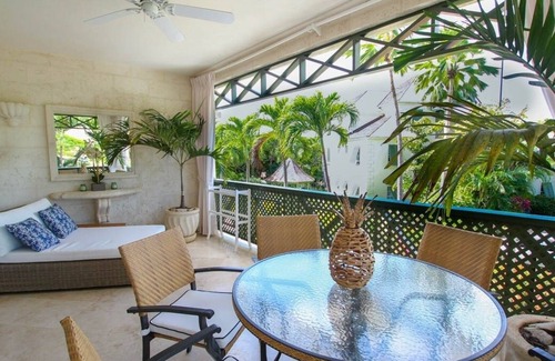Mullins Casa | Beacon Hill 302 by RedAwning
