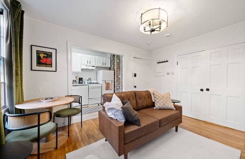 Beacon Hill Apartamento | Beacon Hill Elegance: Modern Apt with Balcony, Fast WiFi, Steps to Cafes, MGH and Boston Commons!