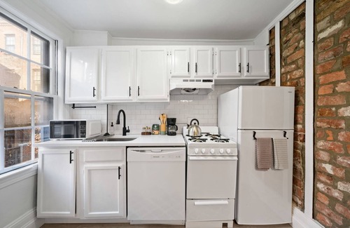 Beacon Hill Apartamento | Beacon Hill Elegance: Modern Apt with Balcony, Fast WiFi, Steps to Cafes, MGH and Boston Commons!