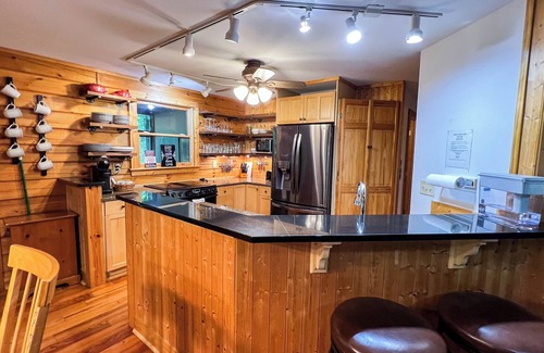 Warm Springs Cabina | Beacon of Light -Minutes to Callaway Gardens. Pet-friendly!