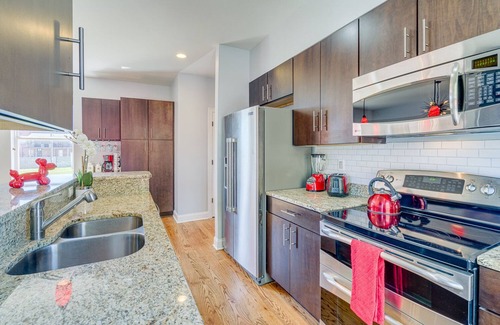 Downtown Memphis Casa | 3 cuadras Beale St- Enorme 4 habitaciones, 6 baños, garaje privado, terraza en la azotea, capacidad para 18 personas