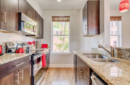 Downtown Memphis Casa | 3 cuadras Beale St- Enorme 4 habitaciones, 6 baños, garaje privado, terraza en la azotea, capacidad para 18 personas