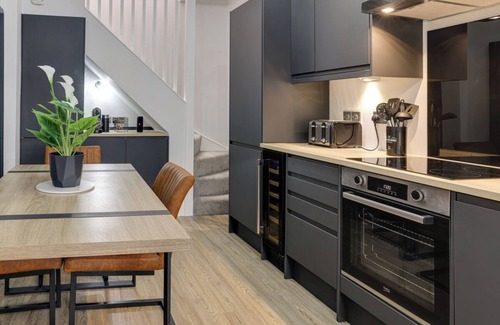 Snainton Cabaña | Beam End Snainton - Modern 2-bedroom Stone Cottage. Pet Friendly.