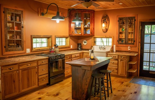 Farrandsville Cabina | Bear Bottom Lodge - Now with WiFi!!