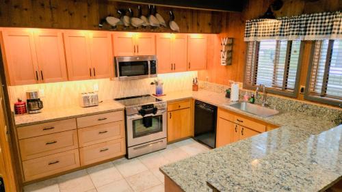 Sunriver Casa | Bear Cabin - 5min walk to village & 12 SHARC passes