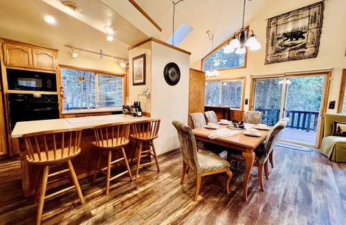 Arnold Chalet De Esquí | Bear Cabin w Views, AC Pool Table TT BBQ Hike Bike Swim