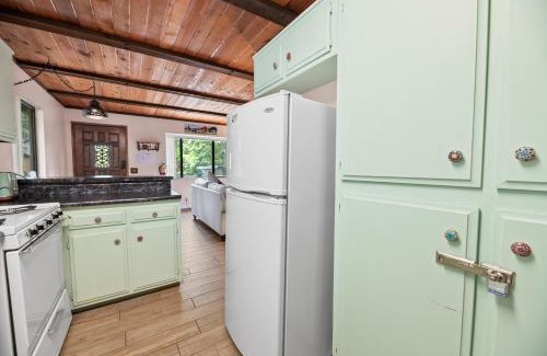 Moonridge Casa | Bear Cave - Cute and cozy with a hot tub!