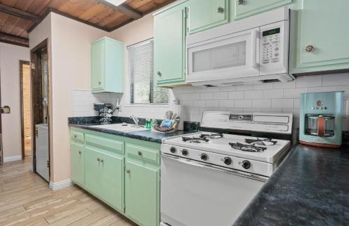 Moonridge Casa | Bear Cave - Cute and cozy with a hot tub!