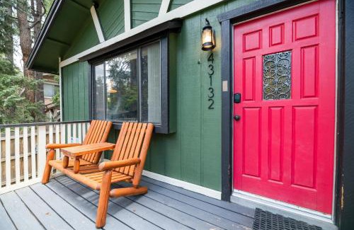 Moonridge Casa | Bear Cave - Cute and cozy with a hot tub!