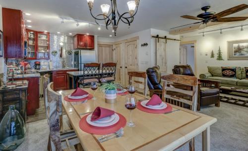 Steamboat Springs Apartamento | Bear Claw 104 - Ski-in Ski-out Condo!