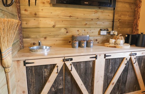 Limavady Cabaña | BEAR CLAW LODGE, romantic, character holiday cottage in Castlerock