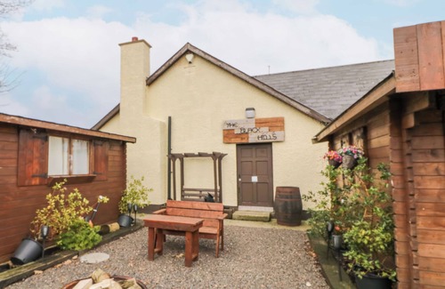 Limavady Cabaña | BEAR CLAW LODGE, romantic, character holiday cottage in Castlerock