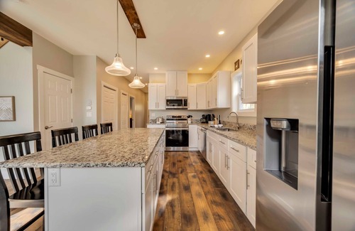 Jim Thorpe Casa | Bear Creek Bliss by AvantStay | Sleeps 16 + Game Room, Deck, Fire Pit!