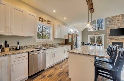 Jim Thorpe Casa | Bear Creek Bliss by AvantStay | Sleeps 16 + Game Room, Deck, Fire Pit!