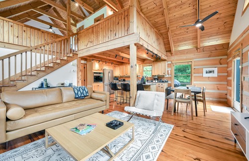 Tryon Cabina | Bear Creek Cabin- 8 mi to TIEC, Hot Tub, Sleeps 7 - Pet Friendly