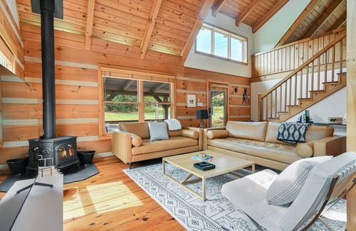 Tryon Cabina | Bear Creek Cabin- 8 mi to TIEC, Hot Tub, Sleeps 7 - Pet Friendly