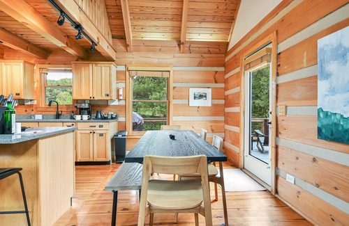 Tryon Cabina | Bear Creek Cabin- 8 mi to TIEC, Hot Tub, Sleeps 7 - Pet Friendly