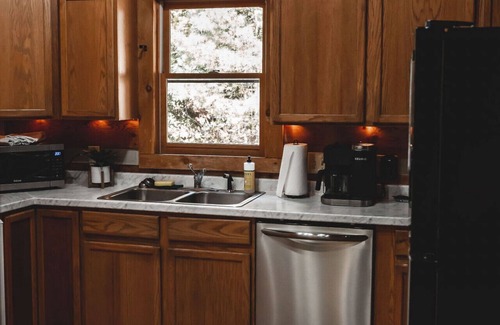 Purlear Cabina | Bear Creek Cabin Fireplace | Privacy | Deck