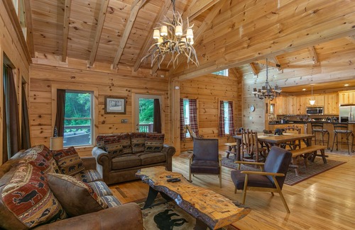Burnsville Cabina | Bear Creek Cabin! Hot Tub+Fire Pit, Fireplace, Mtn Lodge, Private, WiFi, Grill!