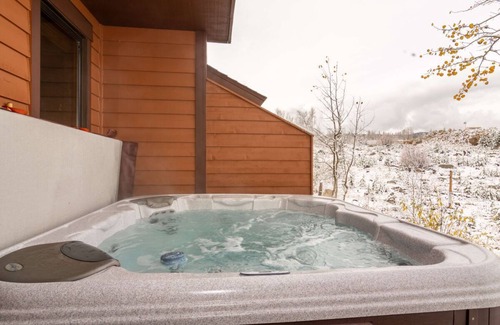 Bear Crossing Casa | MASCOTA AMIGABLE (raro!) El | Jacuzzi privado | Vistas y estilo del monte y del centro