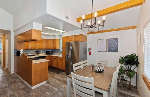 Big Bear City Cabina | Bear Cub Cottage with HotTub & Firepit