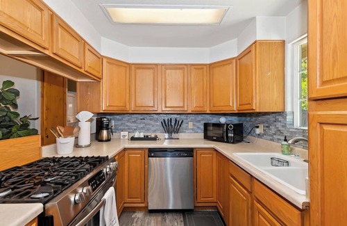 Big Bear City Cabina | Bear Cub Cottage with HotTub & Firepit